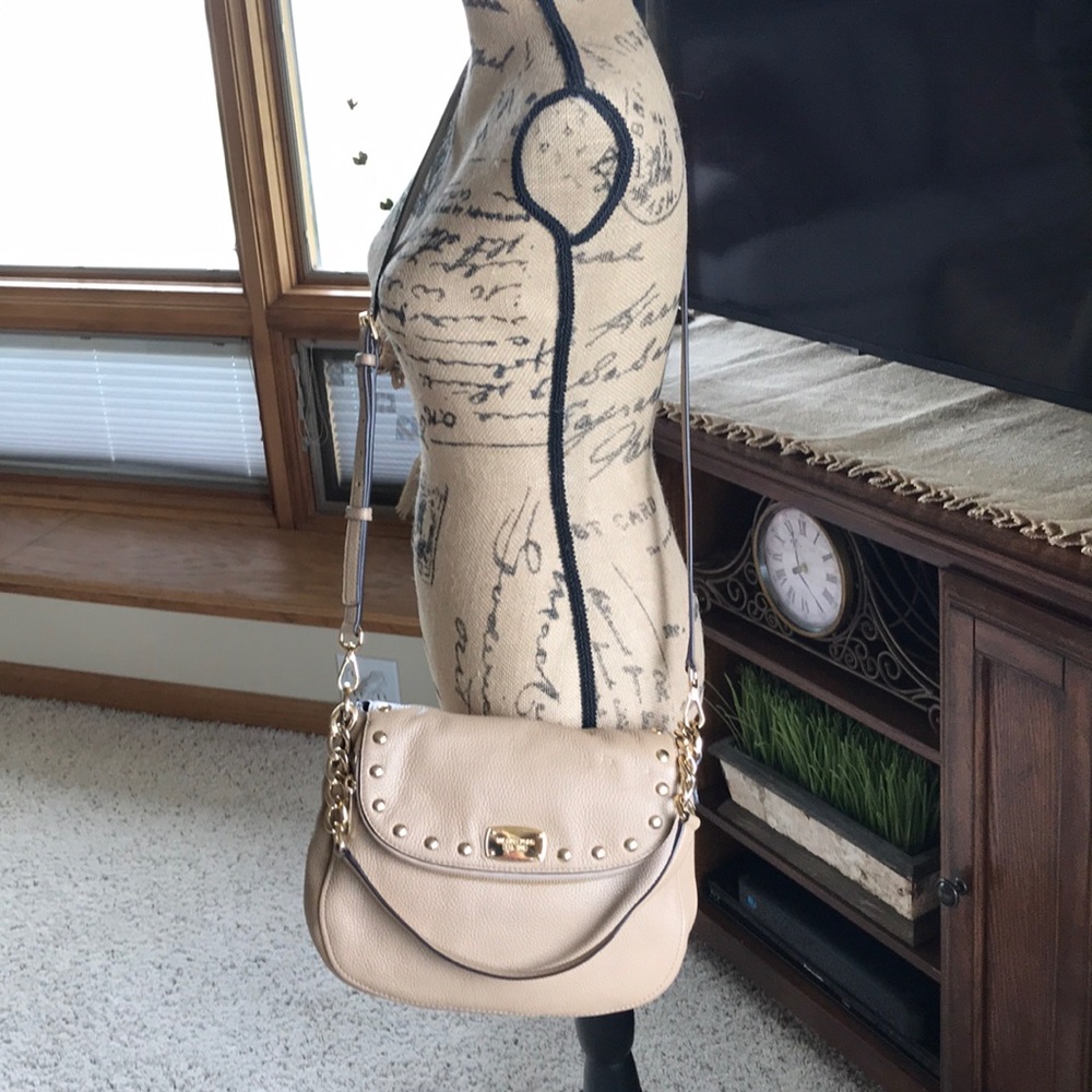 Michael Kors leather shoulder bag. Gold details.